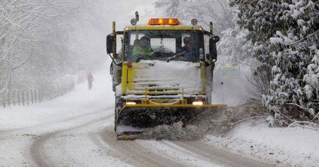 0_Snow-Plow-Clearing-Road.jpg