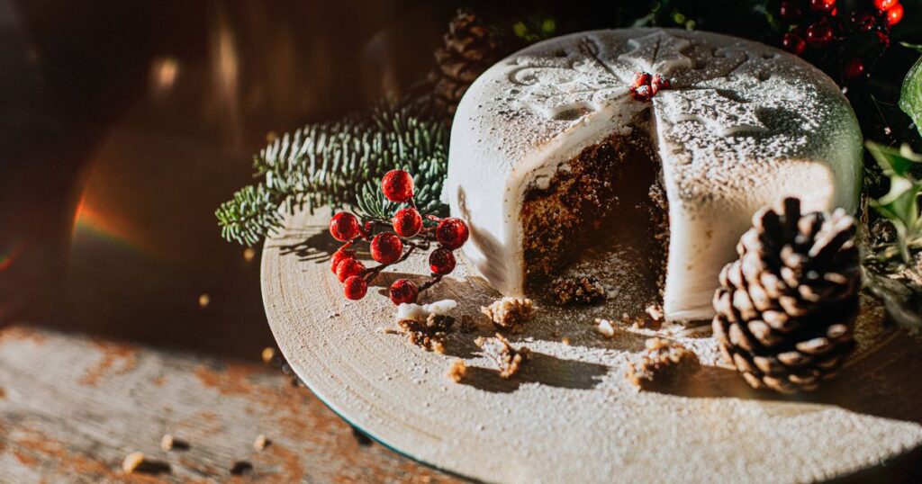 0_Traditional-Luxury-Iced-Christmas-Fruit-Cake-decorated-with-holly-berries-fern-and-acorns.jpg