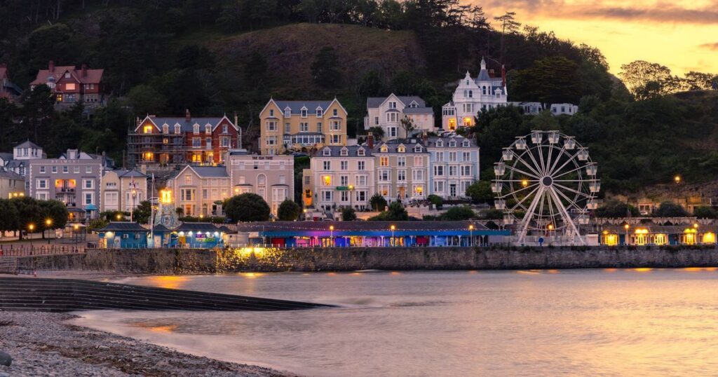0_Vibrant-sunset-over-the-popular-seaside-resort-town-in-North-Wales.jpg