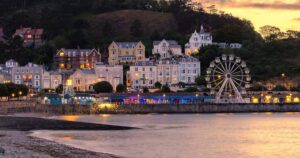 0_Vibrant-sunset-over-the-popular-seaside-resort-town-in-North-Wales.jpg
