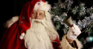 0_Worlds-longest-serving-Santa-still-bringing-Christmas-joy-to-kids-after-63-years.jpg