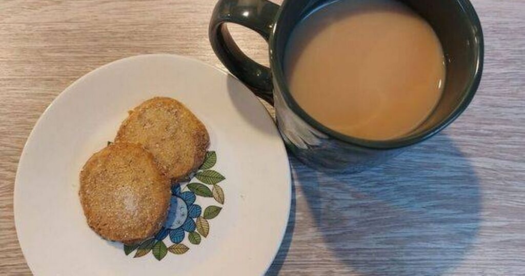 0_shortbread-on-small-white-plate-next-to-cup-of-tea.jpg