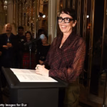 104349057-15343219-Olivia_Colman_read_at_the_unveiling_of_the_Claridge_s_Christmas_-a-10_17646274106.avif