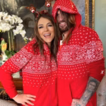 105036213-15415073-Elizabeth_Hurley_and_Billy_Ray_Cyrus_got_into_the_holiday_spirit-a-5_176678590888.avif