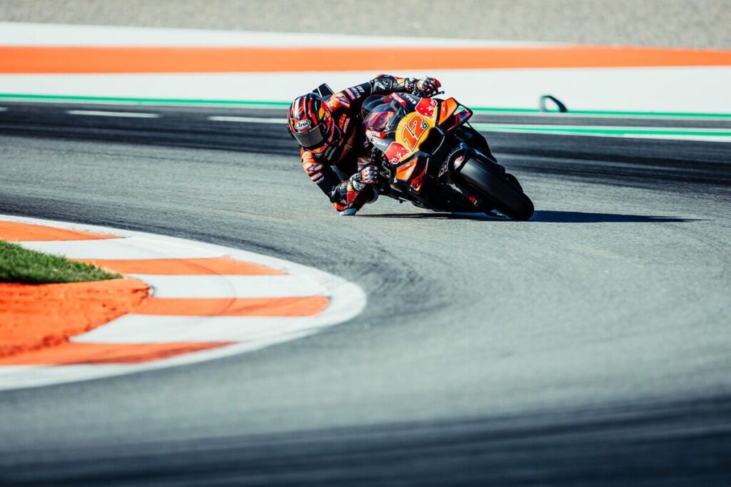 1765885749_maverick-vinales-red-bull-ktm-2.jpg