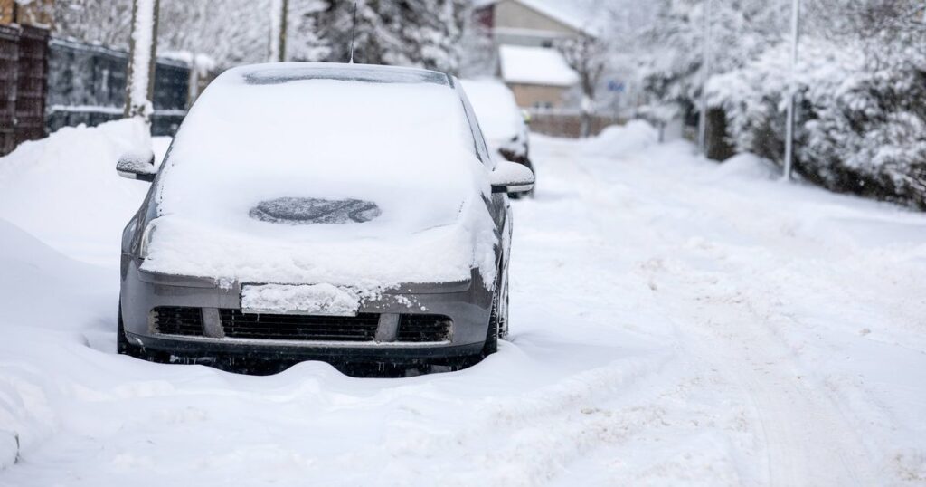 1_Snow-covered-car-in-the-street-covered-with-a-thick-layer-of-snow-on-a-winter-day.jpg