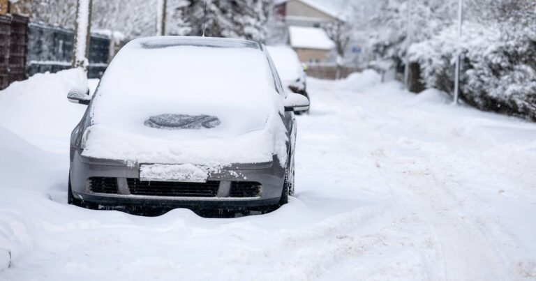 1_Snow-covered-car-in-the-street-covered-with-a-thick-layer-of-snow-on-a-winter-day.jpg