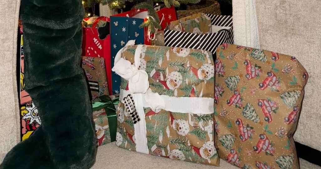 1_VIDEO-Womans-genius-Christmas-wrapping-hack-hailed-as-game-changer.jpg