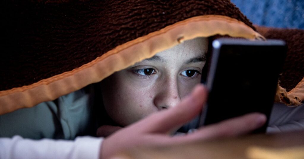 2_girl-in-bed-texting-on-smartphone.jpg