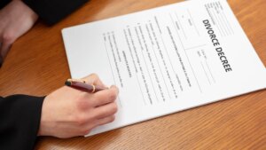 2jf7rnr-divorce-decree-woman-signing-873094076_4e3444.jpg