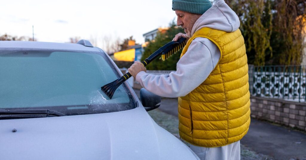 3_Elderly-senior-man-cleans-cars-windshield-from-snow-with-ice-scraper.jpg