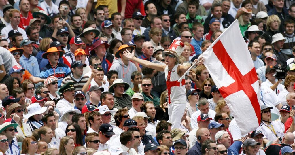 3_Englands-Barmy-Army-supporters-encourag.jpg