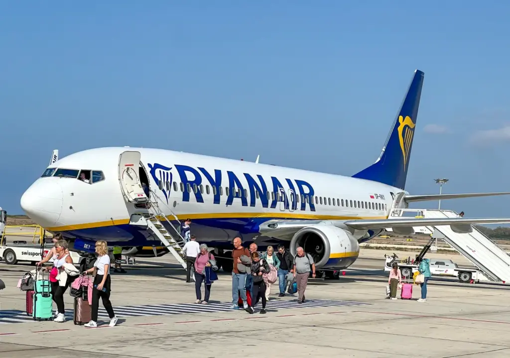 737-800-aircraft-used-ryanair-1038220574-1.webp.webp
