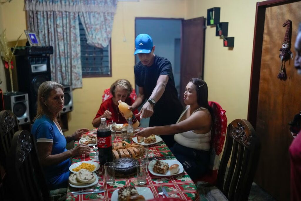 APTOPIX_Venezuela_Migrants_Christmas_52285.jpg