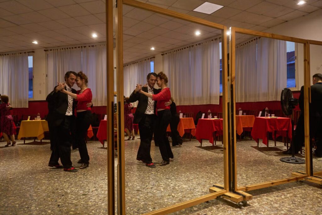 Argentina_Tango_Taxi_Dancers_75363.jpg