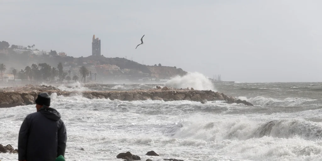 EuropaPress_4979194_varias_playa_malagueta_donde_temporal_vientos_70_km_h_litoral_malagueno-U3186827.webp