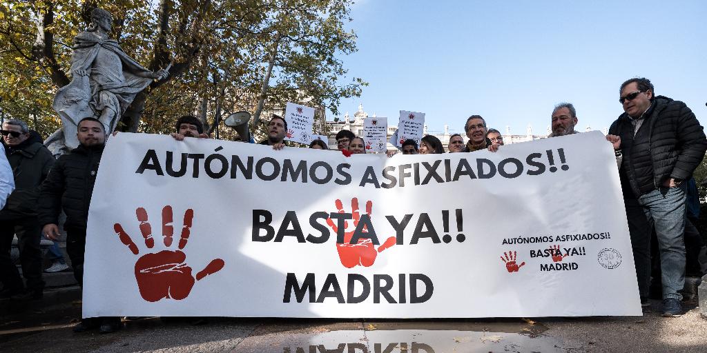 EuropaPress_7137393_manifestantes_portan_pancarta_lema_autonomos_asfixiados_basta_ya_madrid-U2818742.jpeg