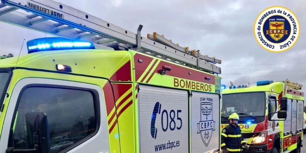 EuropaPress_7182294_vehiculos_consorcio_bomberos_provincia_cadiz_desplazados_accidente_tarifa-U53244.webp