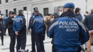 agentes-de-la-policia-municipal-en-la-presentacion-de-un-dispositivo-policial-para-nochevieja-en-mad.webp
