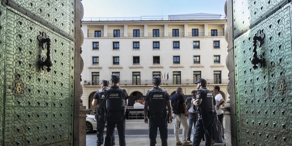 audiencia-alicante-policias-U21882122282NVN-1024x512@diario_abc.jpg