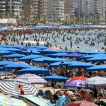 benidorm-se-pondra-dura-con-los-vecinos-que-reserven-sitio-en-la-playa-durante-la-madrugada.jpeg