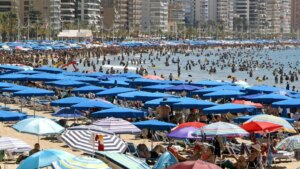 benidorm-se-pondra-dura-con-los-vecinos-que-reserven-sitio-en-la-playa-durante-la-madrugada.jpeg