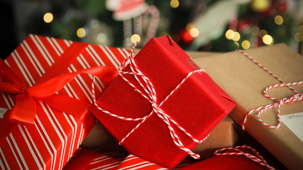 christmas-presents-background-red-gold-777308548.jpg