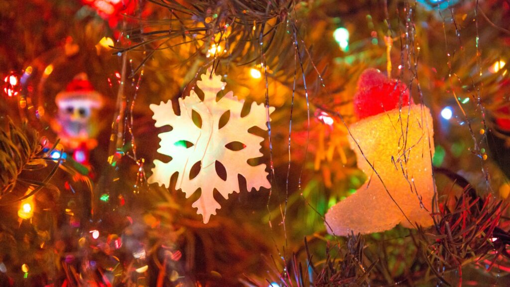 christmas-tree-ornament-holiday-lights-winter-season-festive-JS1043149243.jpg