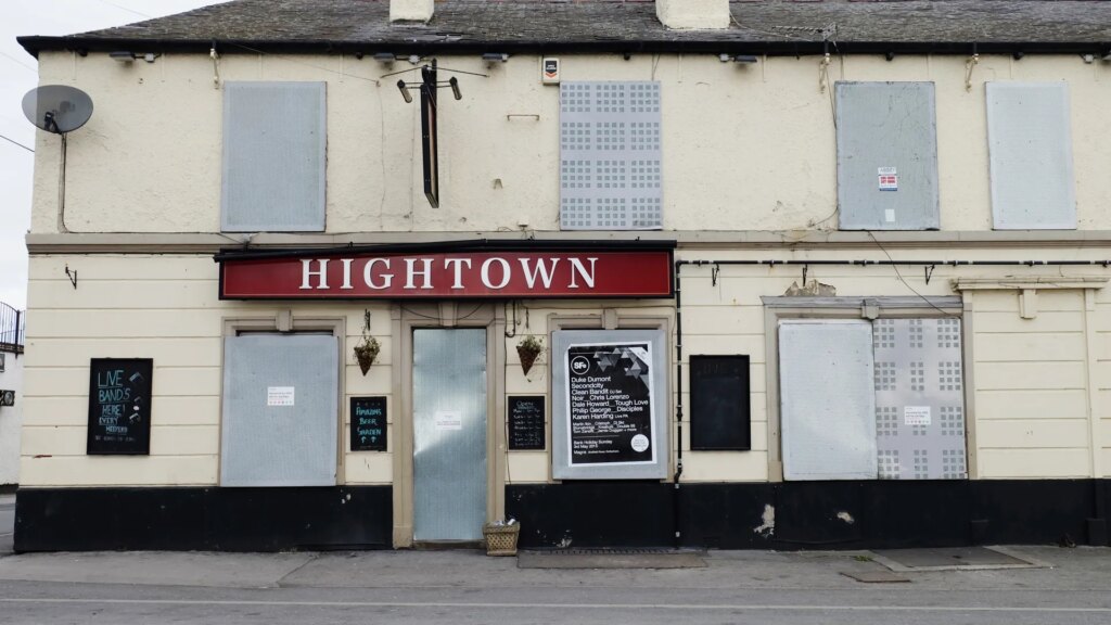 closed-boarded-up-pub-hightown-1044356426_0ad345.jpg