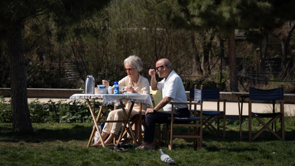 dos-jubilados-disfrutan-de-un-almuerzo-en-un-parque.r_d.1507-1114.jpeg