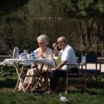 dos-jubilados-disfrutan-de-un-almuerzo-en-un-parque.r_d.1507-1114.jpeg