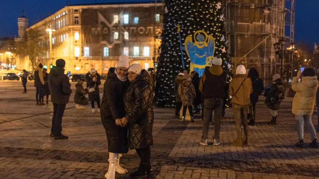 dos-mujeres-frente-a-una-arbol-de-navidad-en-la-plaza-sophia-de-kiev.jpeg