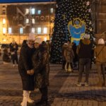 dos-mujeres-frente-a-una-arbol-de-navidad-en-la-plaza-sophia-de-kiev.jpeg