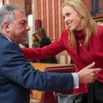 el-alcalde-jose-luis-sanz-y-la-portavoz-de-vox-cristina-pelaez-en-el-pleno-esta-manana.jpeg