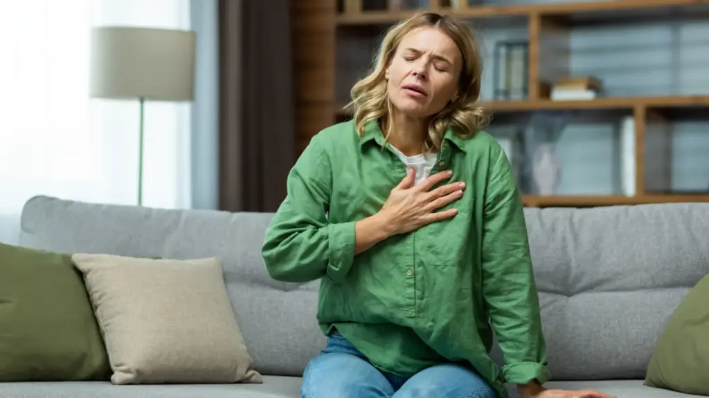 el-dolor-en-el-pecho-es-un-sintoma-clasico-del-infarto-tanto-en-las-mujeres-como-en-los-hombres-pero.webp