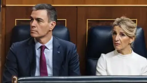 el-presidente-del-gobierno-pedro-sanchez-y-la-vicepresidenta-segunda-y-ministra-de-trabajo-y-economi.webp