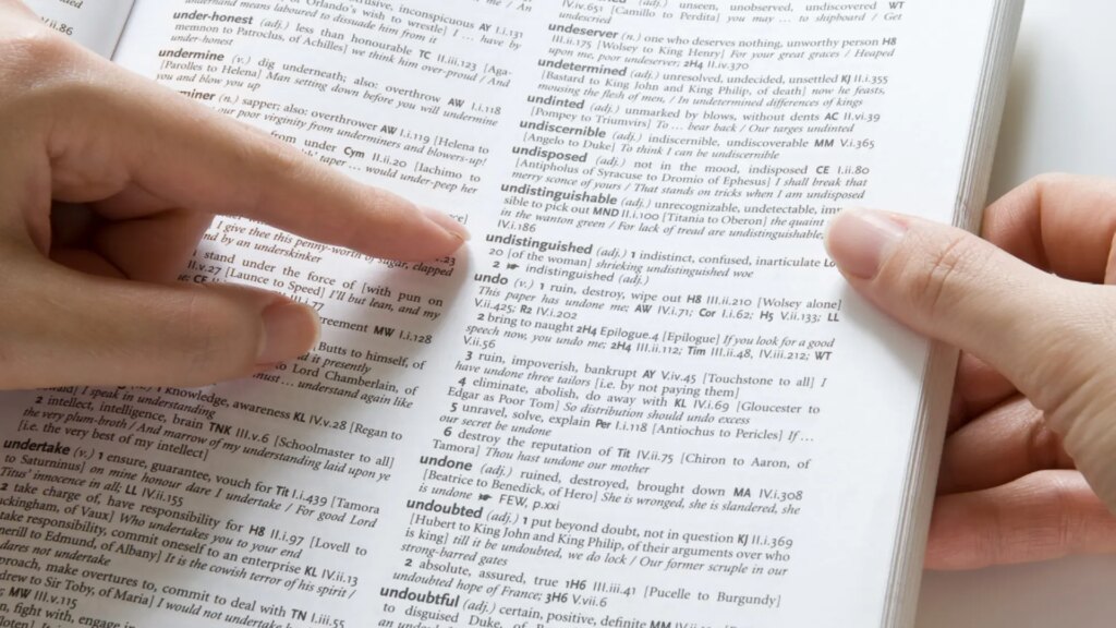 imagen-de-una-persona-leyendo-un-diccionario.jpeg