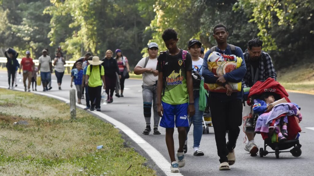 la-caravana-migrante-que-viaja-a-eeuu.jpeg