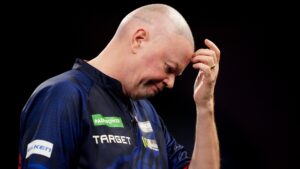 raymond-van-barneveld-reacts-match-1046417570.jpg