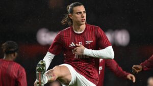 riccardo-calafiori-arsenal-warms-prior-1048132583.jpg