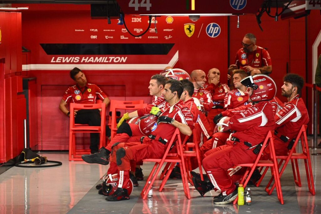 the-ferrari-pit-crew-in-the-ga-2.jpg