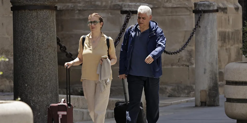 turistas-catedral-sevilla-U31021804323cMl-1024x512@diario_abc.jpg