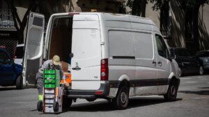 un-repartidor-descarga-material-de-una-furgoneta.jpeg