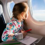 una-nina-en-un-avion-con-lapices-de-colores.jpeg