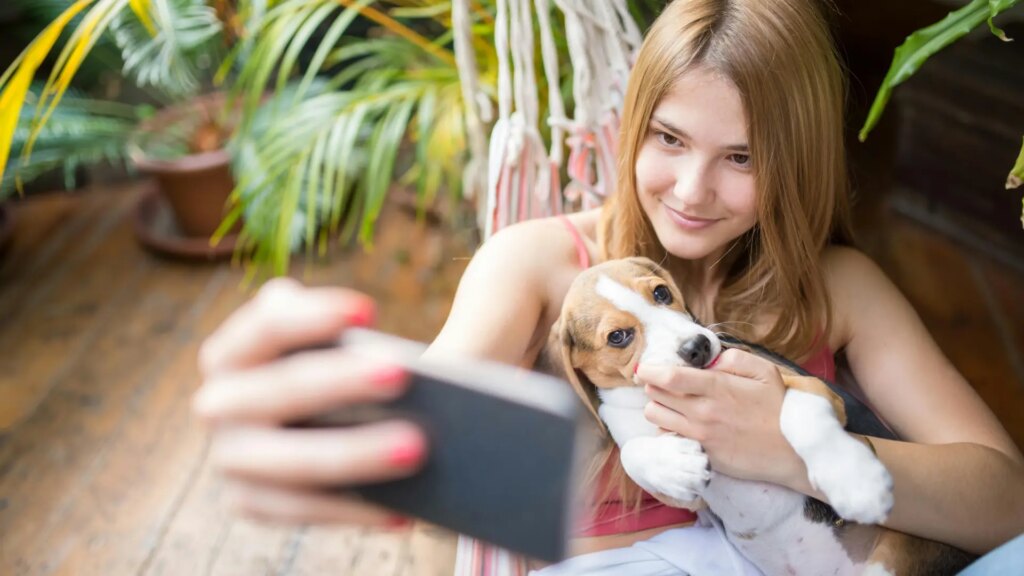 una-tutora-haciendose-un-selfie-con-su-perro.jpeg