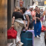 varios-turistas-con-maletas-en-el-centro-de-barcelona-a-17-de-septiembre-de-2024-en-barcelona.jpeg