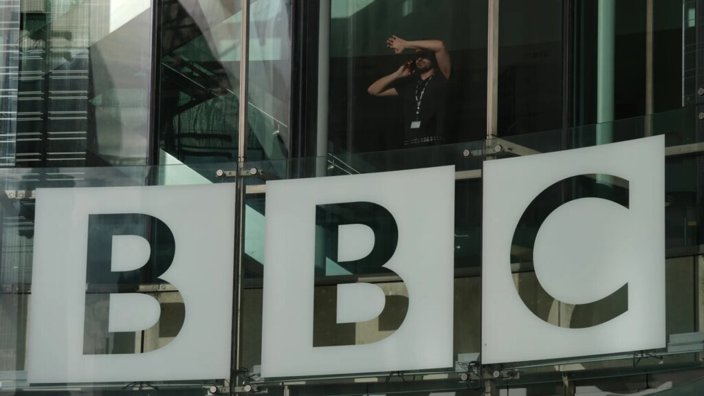view-logo-outside-bbc-headquarters-1038007029_848bc5.jpg