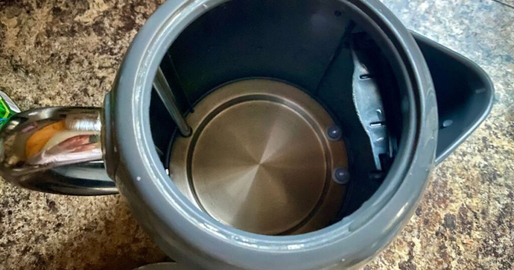 0_After-just-over-two-minutes-the-kettle-finishes-boiling-and-the-limescale-is-gone.jpg