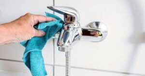 0_Cleaning-a-bathtub-faucet-with-a-blue-microfiber-cloth-to-remove-limescale-stains-from-hard-calciu.jpeg