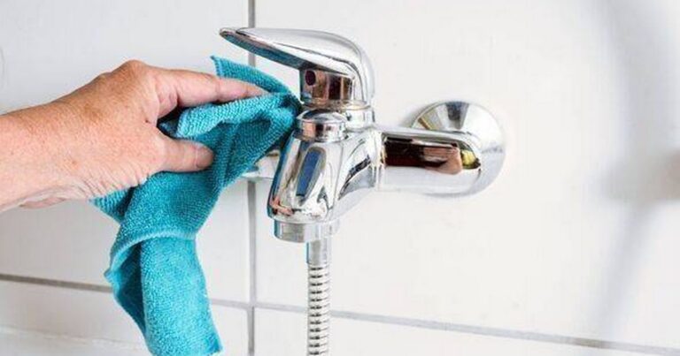 0_Cleaning-a-bathtub-faucet-with-a-blue-microfiber-cloth-to-remove-limescale-stains-from-hard-calciu.jpeg